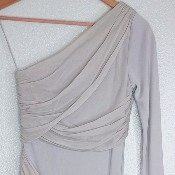 Alice + Olivia Crissy One Sleeve Goddess Light Grey Silk Blend Mini Wrap Dress - Picture 6 of 13